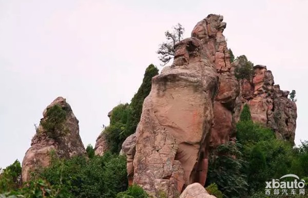 　　“一”字形排开的石林在山梁上呈现磅礴气势，状若雄狮的石林高居其中，在这个迷人的秋天里尽显醉人风情。我们带着昂扬向上的热情以及青春敢闯的态度向第一个目的地——金锁关石林出发。