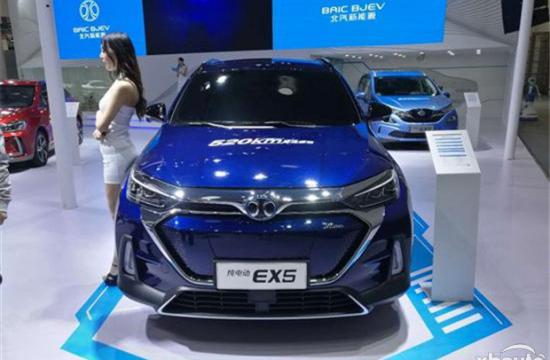 北汽新能源EX5亮相车展 综合巡航520km